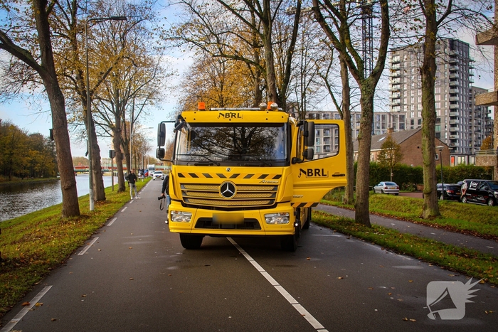 Landrover belandt op zijkant door ongeval met boom