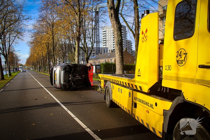 Landrover belandt op zijkant door ongeval met boom