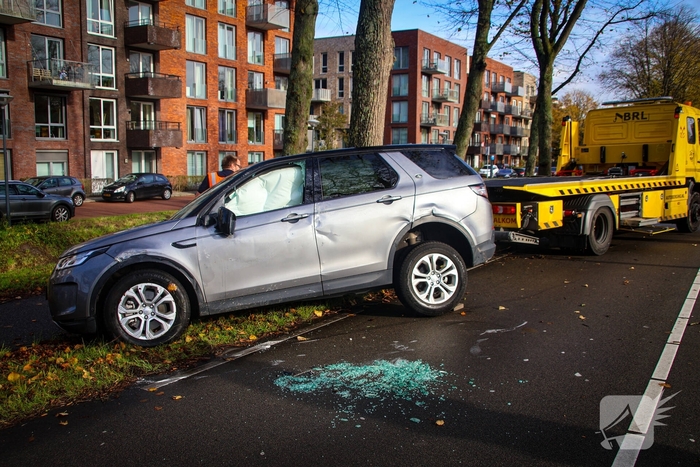 Landrover belandt op zijkant door ongeval met boom