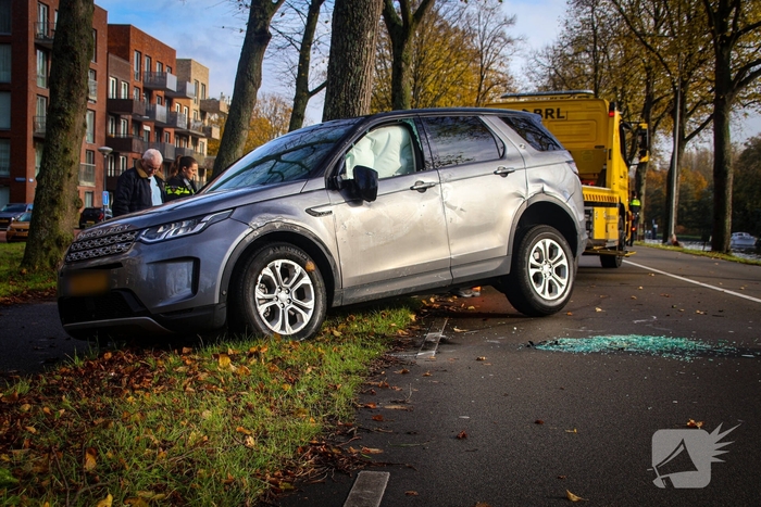 Landrover belandt op zijkant door ongeval met boom