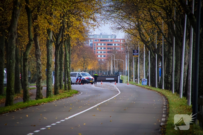 Landrover belandt op zijkant door ongeval met boom