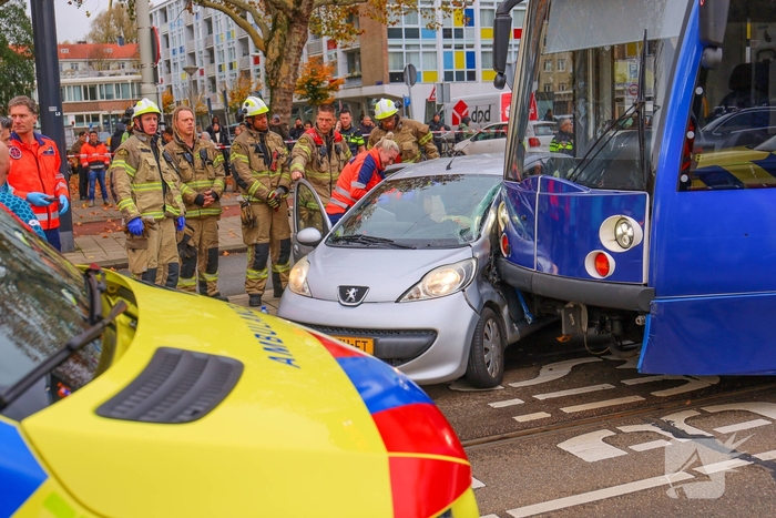 Botsing auto tegen tram leidt tot gewonden