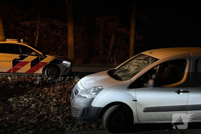 Vrouw gewond na aanrijding met bestelbusje