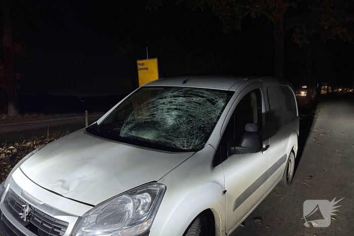 Vrouw gewond na aanrijding met bestelbusje