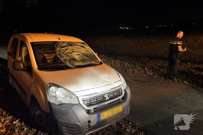 Vrouw gewond na aanrijding met bestelbusje