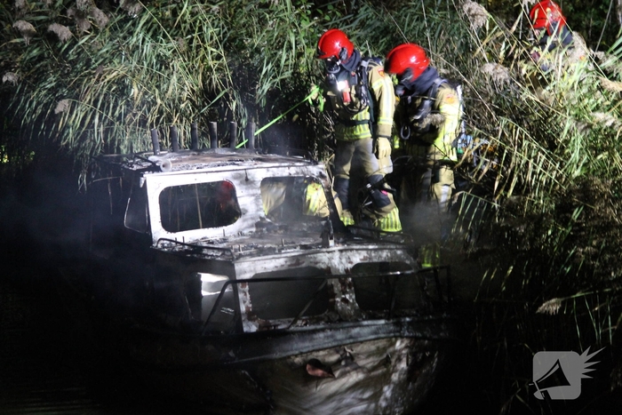 Bootje volledig verbrand tijdens brandincident
