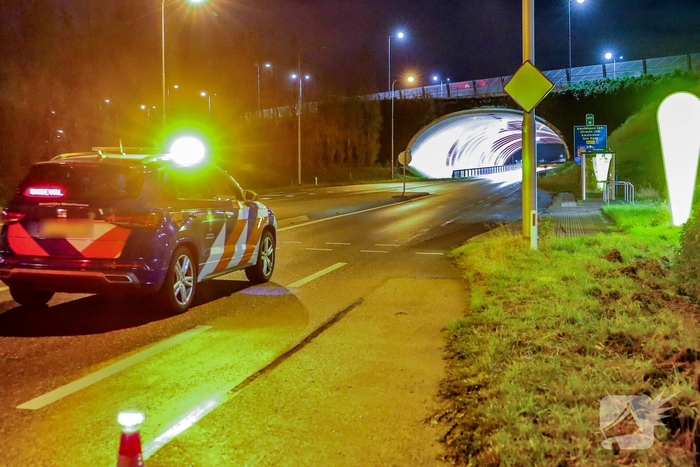 Verward persoon dreigt van viaduct tijdens incident