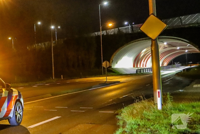 Verward persoon dreigt van viaduct tijdens incident