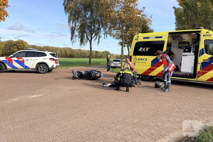 Scooter bestuurder licht gewond bij aanrijding met auto