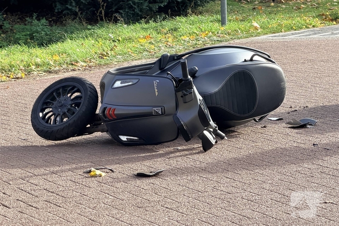 Scooter bestuurder licht gewond bij aanrijding met auto