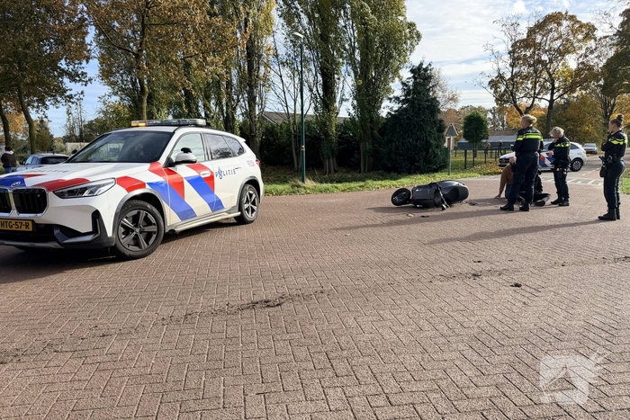 Scooter bestuurder licht gewond bij aanrijding met auto
