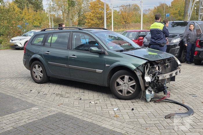 Auto ramt geparkeerde wagen na ongeval