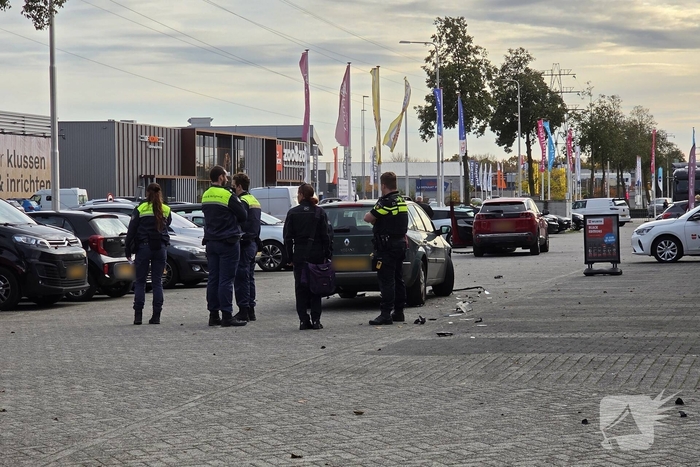 Auto ramt geparkeerde wagen na ongeval