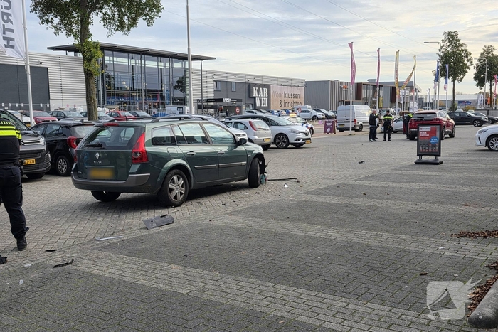 Auto ramt geparkeerde wagen na ongeval