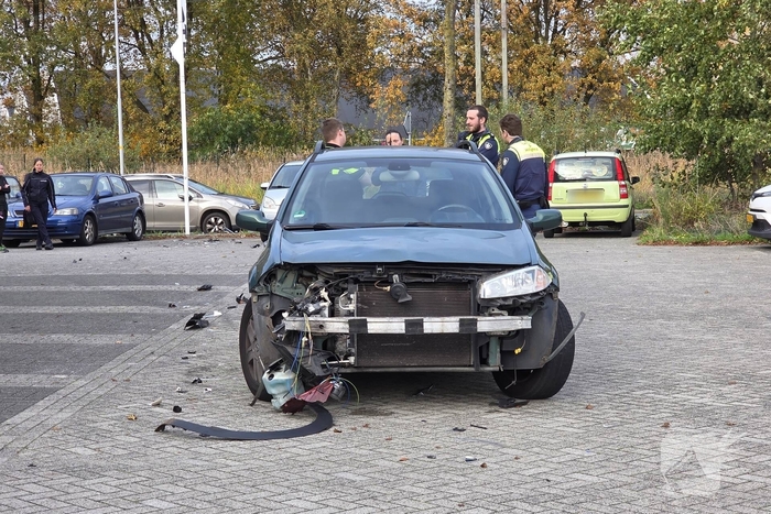 Auto ramt geparkeerde wagen na ongeval