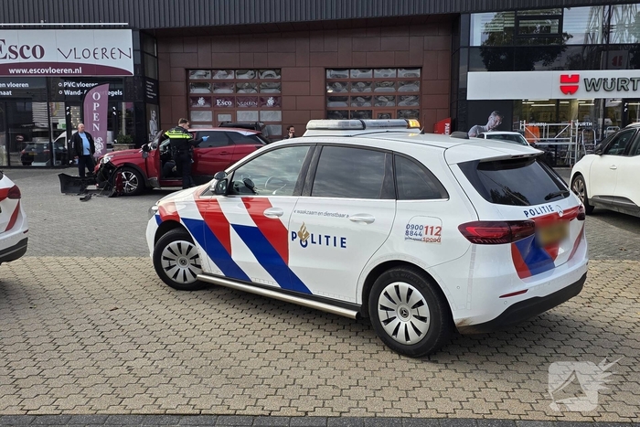 Auto ramt geparkeerde wagen na ongeval