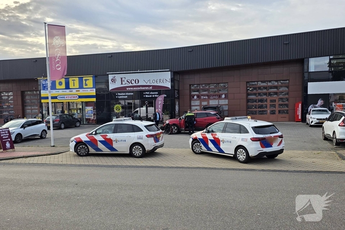 Auto ramt geparkeerde wagen na ongeval