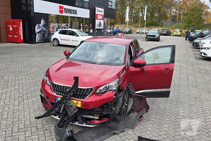 Auto ramt geparkeerde wagen na ongeval