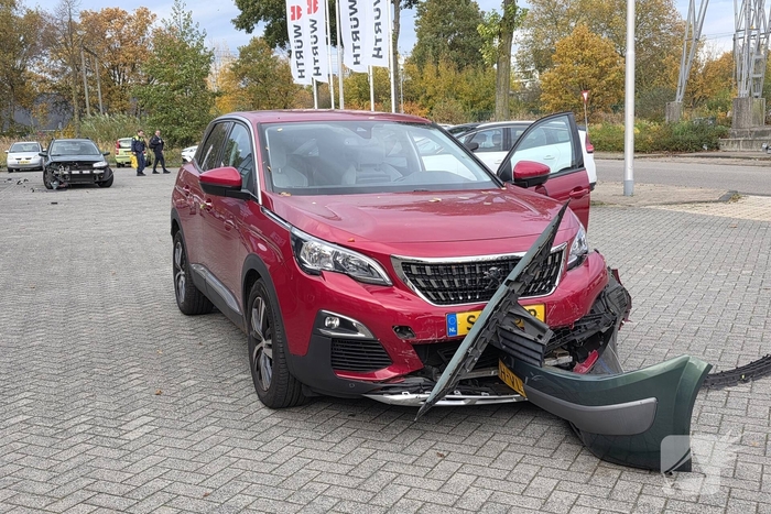 Auto ramt geparkeerde wagen na ongeval