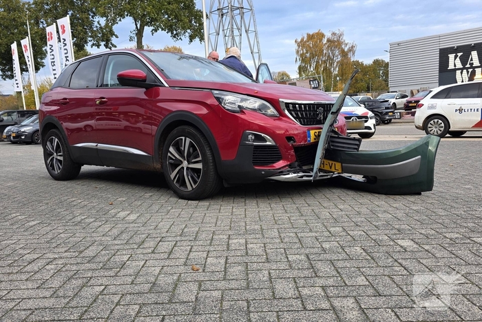 Auto ramt geparkeerde wagen na ongeval