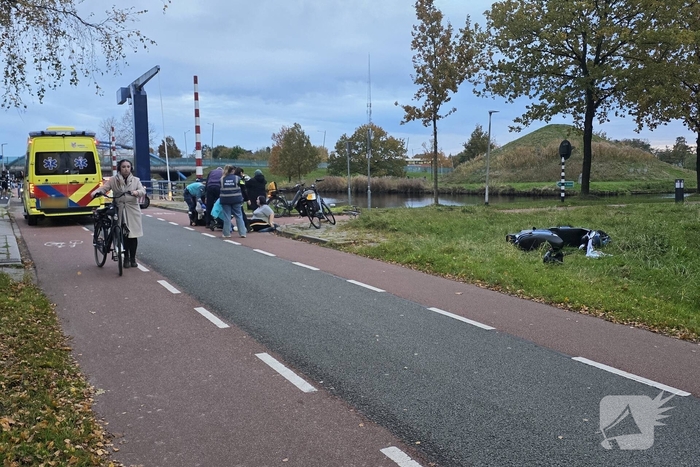 Fietser en scooter botsen op elkaar