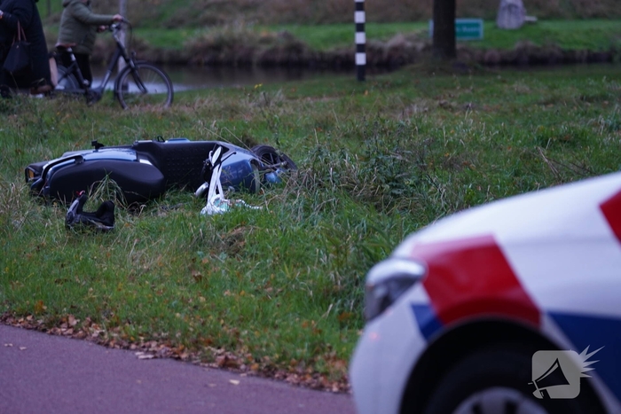 Fietser en scooter botsen op elkaar