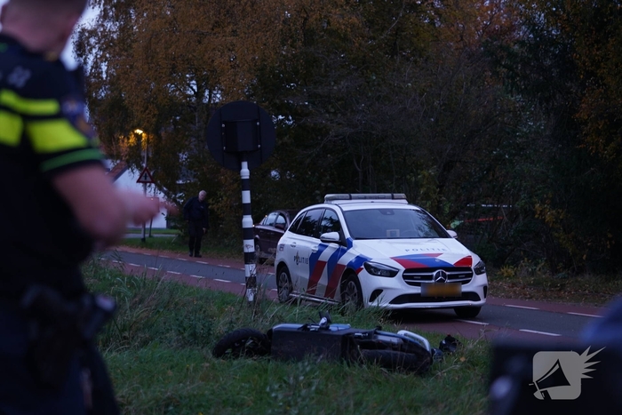 Fietser en scooter botsen op elkaar