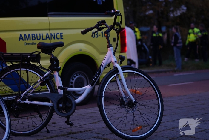 Fietser en scooter botsen op elkaar