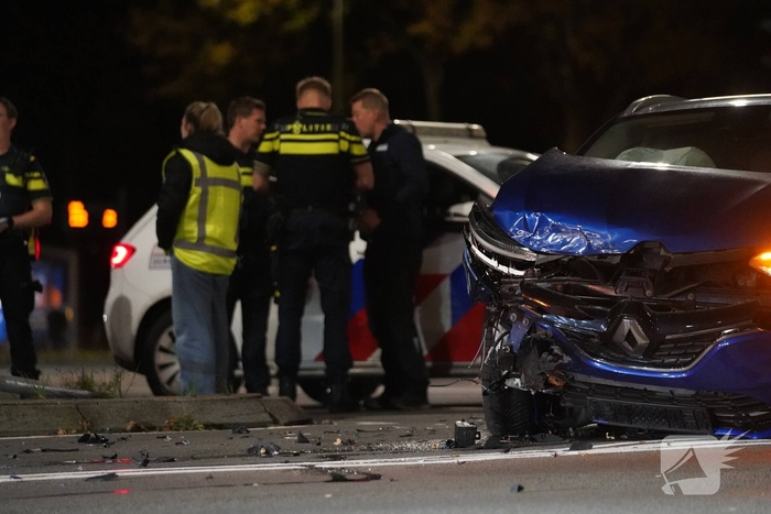 Botsing tussen auto en bestelbus zorgt voor ravage