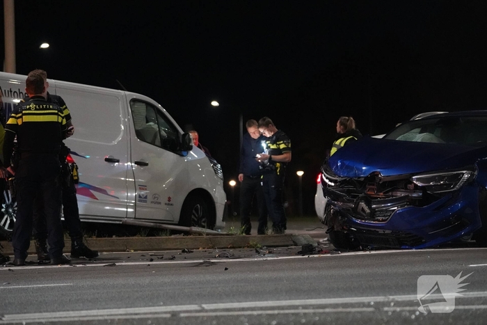 Botsing tussen auto en bestelbus zorgt voor ravage