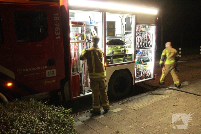 Jongeren steken hout in brand