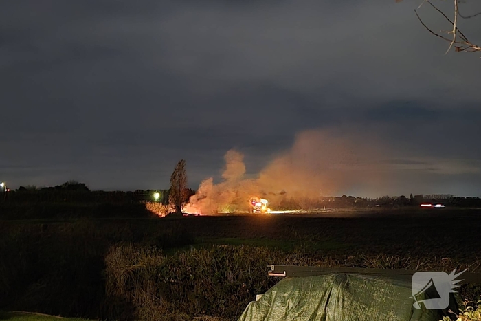 Buitenbrand legt stacaravan in de as