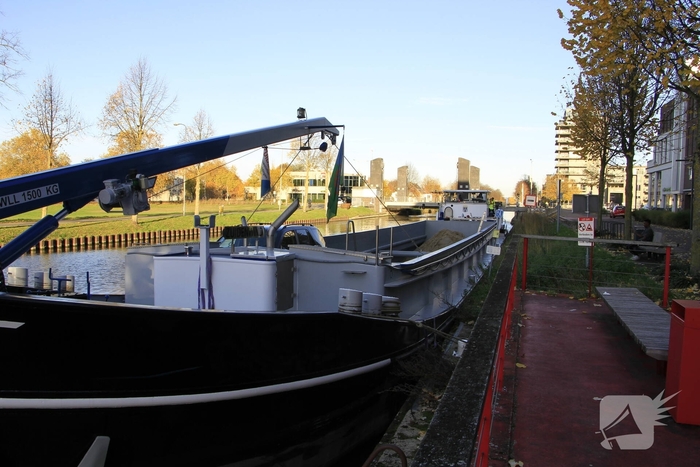 Binnenvaartschip botst tegen stadsbrug