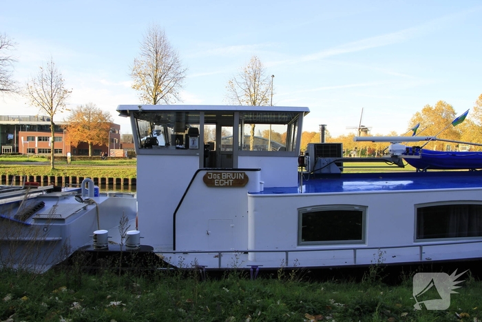 Binnenvaartschip botst tegen stadsbrug