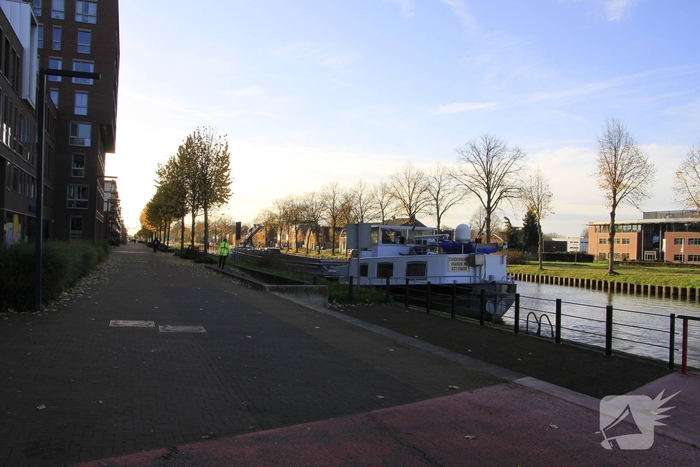 Binnenvaartschip botst tegen stadsbrug
