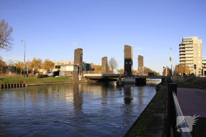 Binnenvaartschip botst tegen stadsbrug