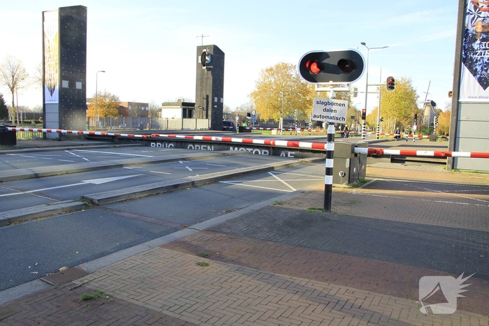 Binnenvaartschip botst tegen stadsbrug