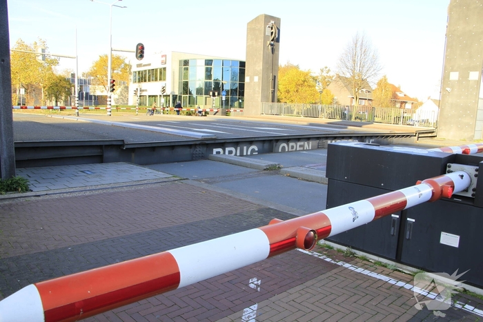 Binnenvaartschip botst tegen stadsbrug