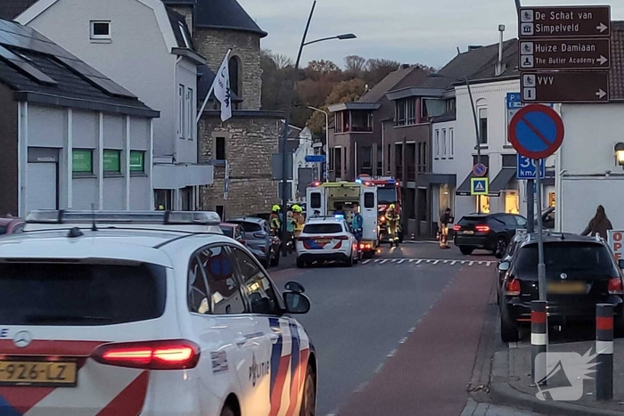 Auto en motor botsen, bestuurder gewond