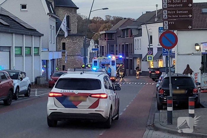 Auto en motor botsen, bestuurder gewond