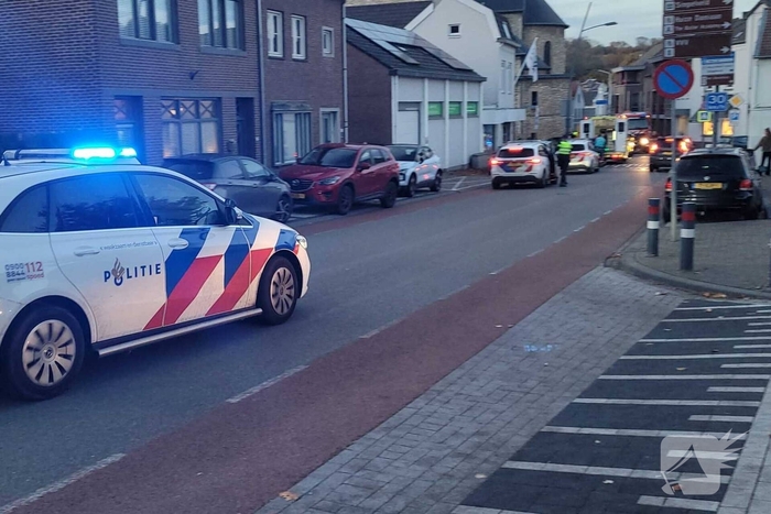 Auto en motor botsen, bestuurder gewond