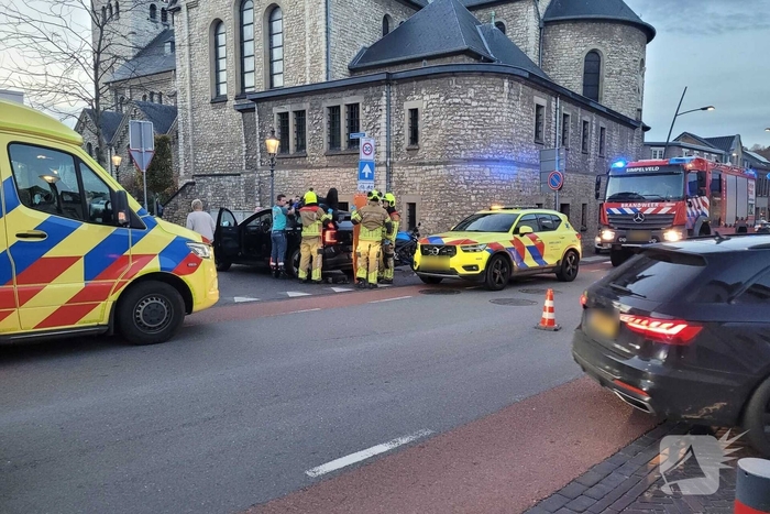Auto en motor botsen, bestuurder gewond