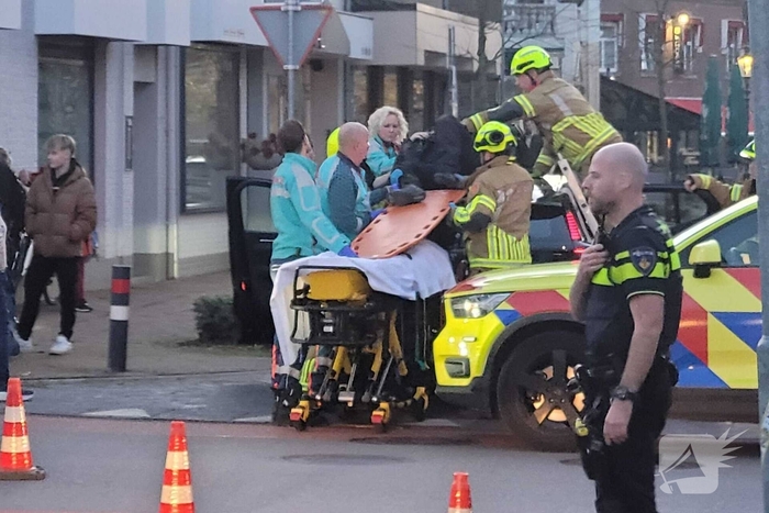 Auto en motor botsen, bestuurder gewond