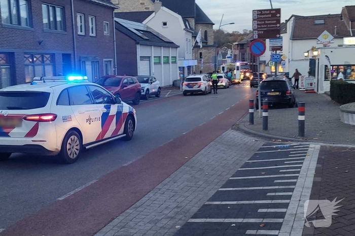 Auto en motor botsen, bestuurder gewond