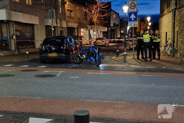 Auto en motor botsen, bestuurder gewond