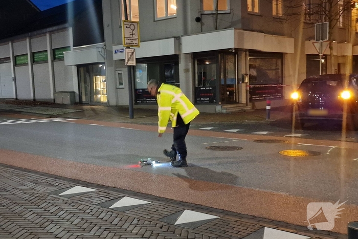 Auto en motor botsen, bestuurder gewond