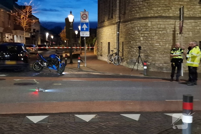 Auto en motor botsen, bestuurder gewond