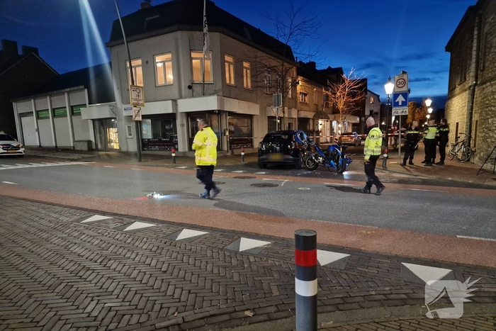 Auto en motor botsen, bestuurder gewond