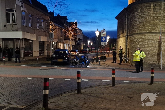 Auto en motor botsen, bestuurder gewond