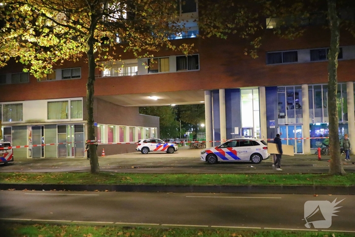 Steekpartij leidt tot gewonde en afzetting van de locatie